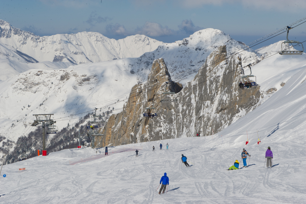 Skieurs en train de dévaler des pistes