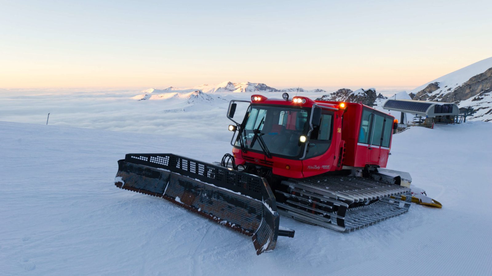 Dameuse et mer de nuages au loin.