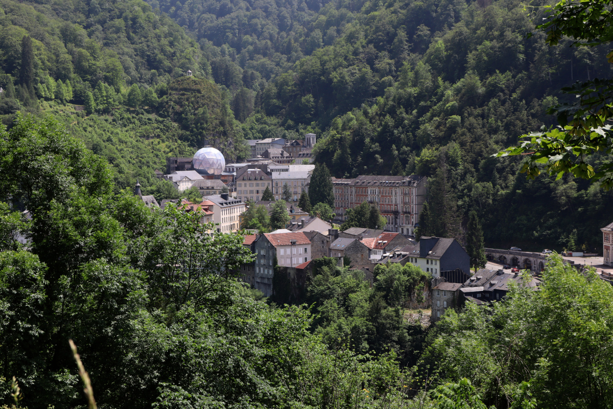 Eaux-Bonnes dans son écrin de verdure
