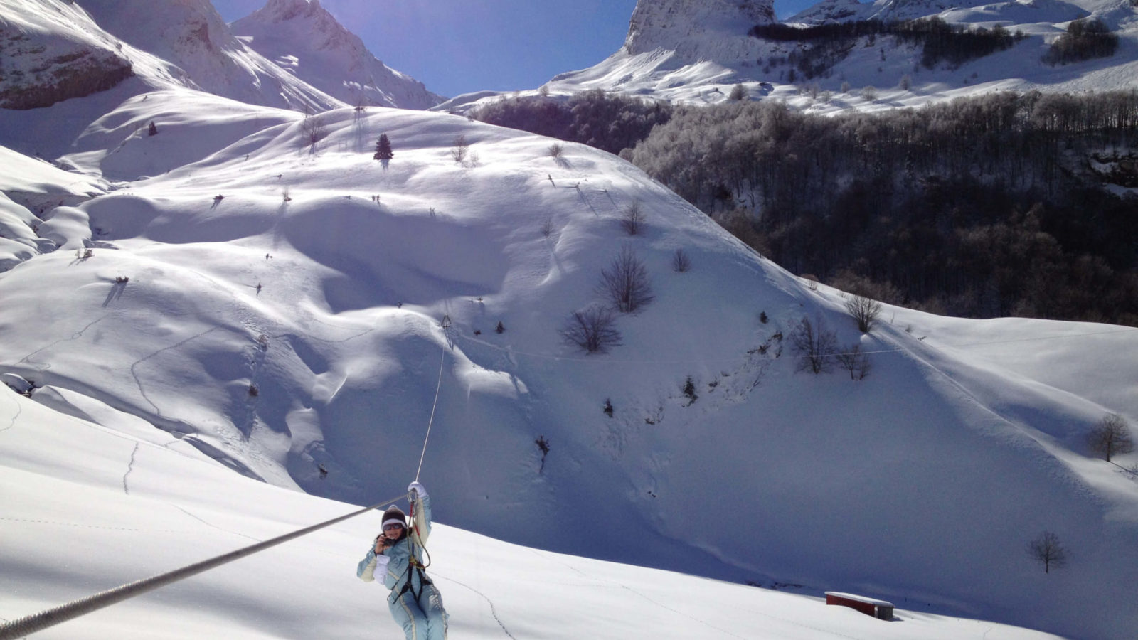 Personne sur la tyrolienne en hiver à Gourette.