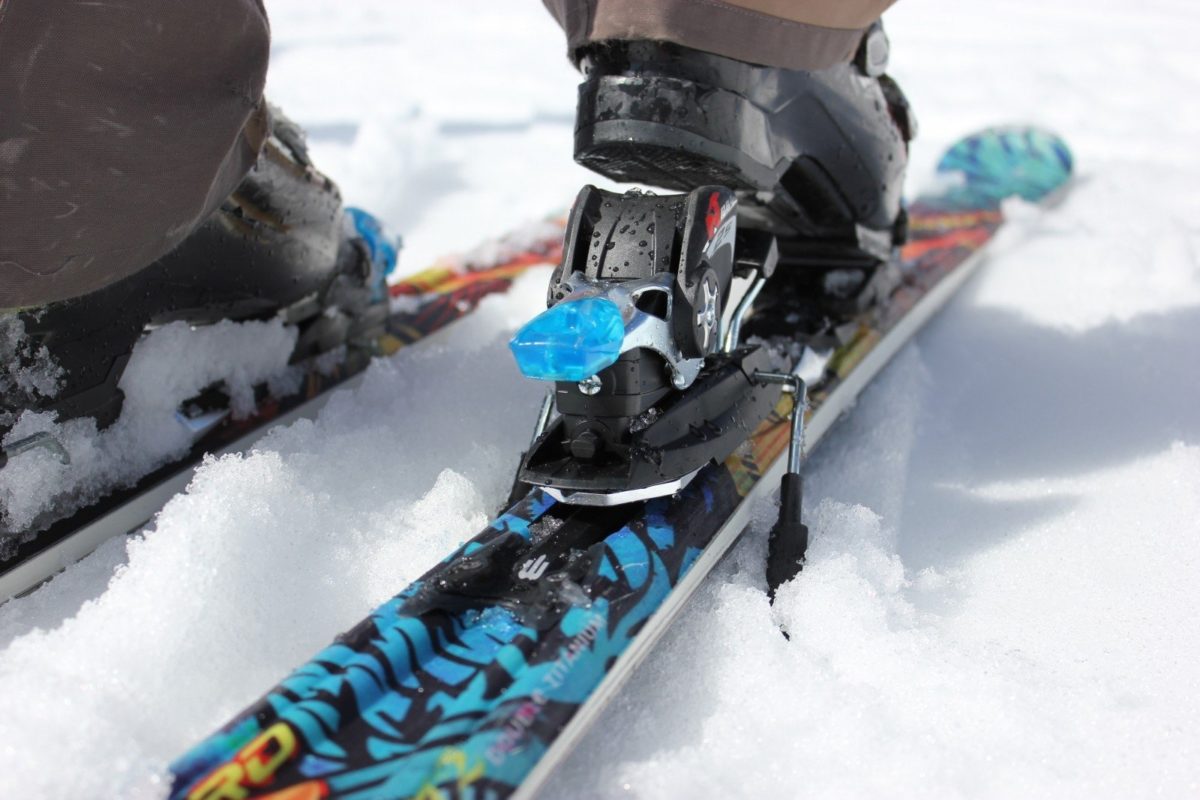Personne en train de mettre un ski