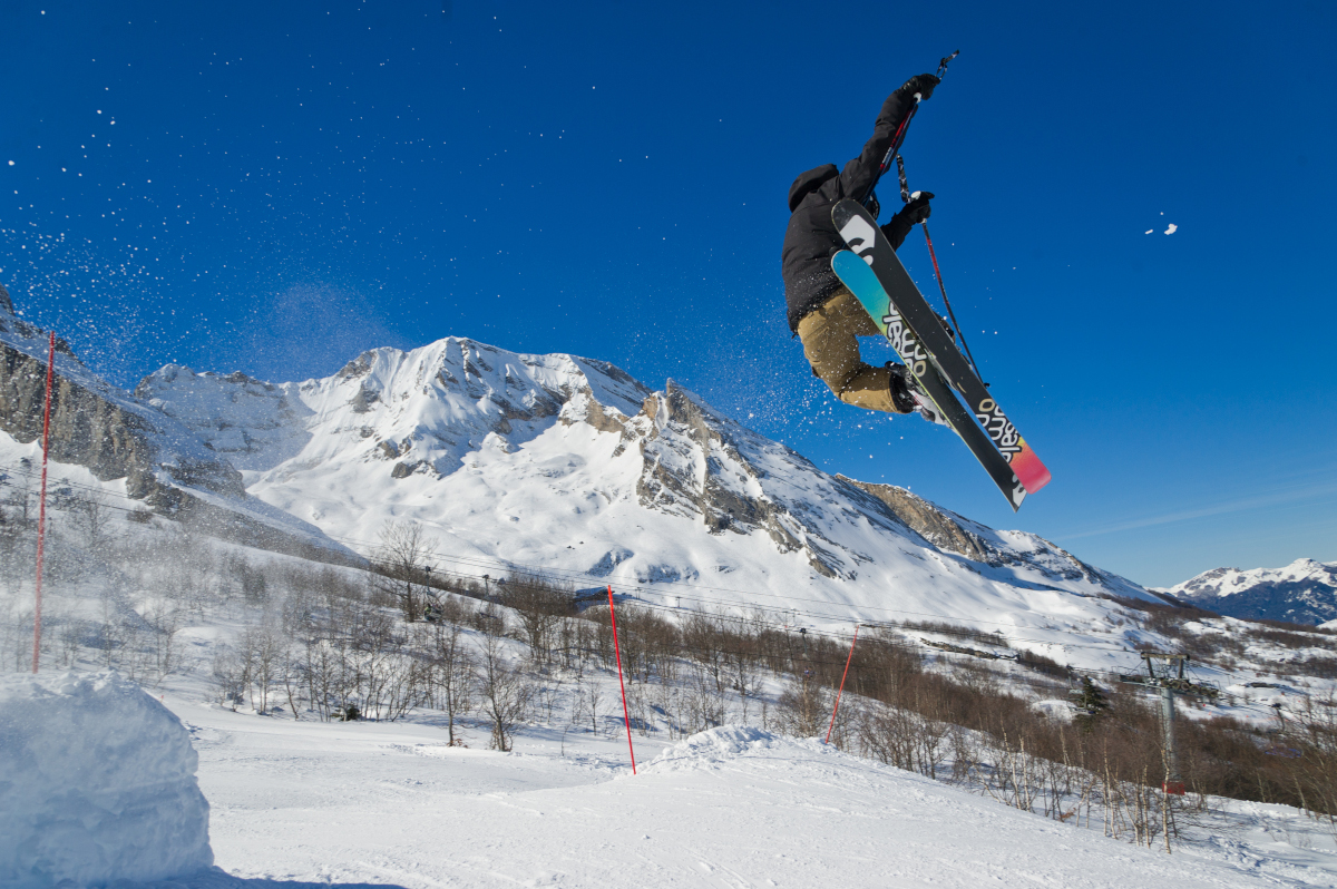 FIgure en ski sur le snowpark de Gourette