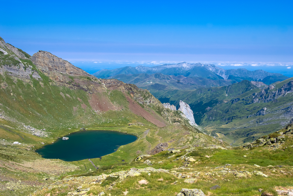 Le lac d'Anglas vu du dessus à Gourette en Vallée d'Ossau dans les Pyrénées-Atlantiques. Au fond nous distinguons l'arête sud du Pène Sarrière.
