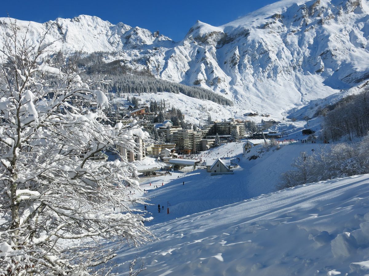 Le village de Gourette après une chute de neige - Balade à pied dans le bois noir