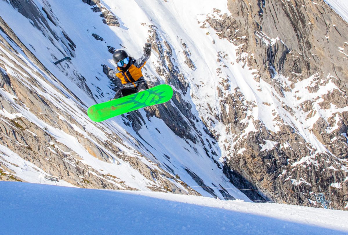 Surfeur sautant une bosse sur le SnowPark de Gourette