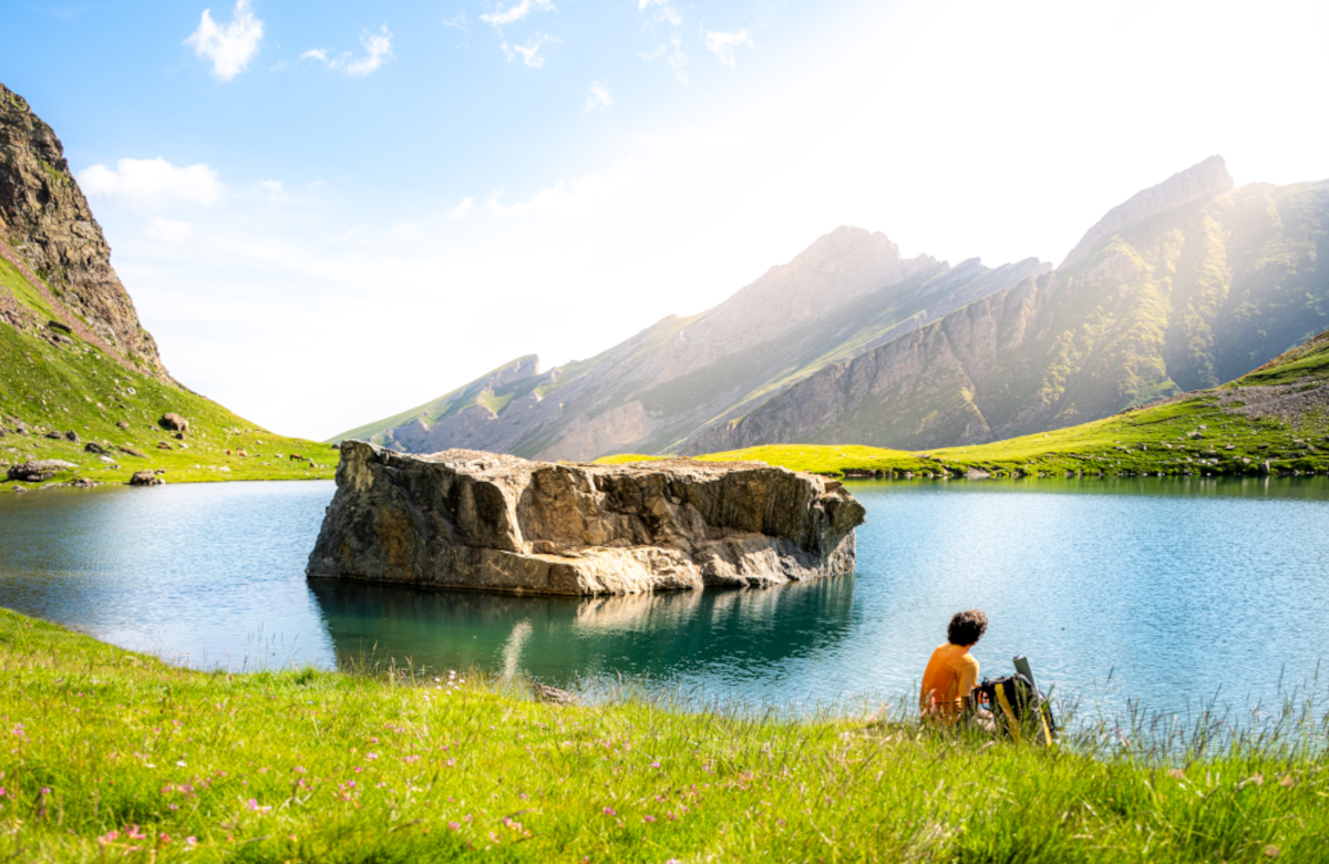 Un randonneur profite du calme et de la belle vue depuis le lac d'Anglas à Gourette.