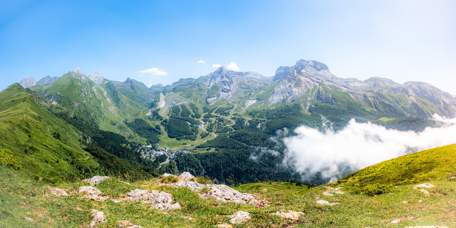 Panorama de Gourette en été vu du col de l'Aubisque en Vallée d'Ossau