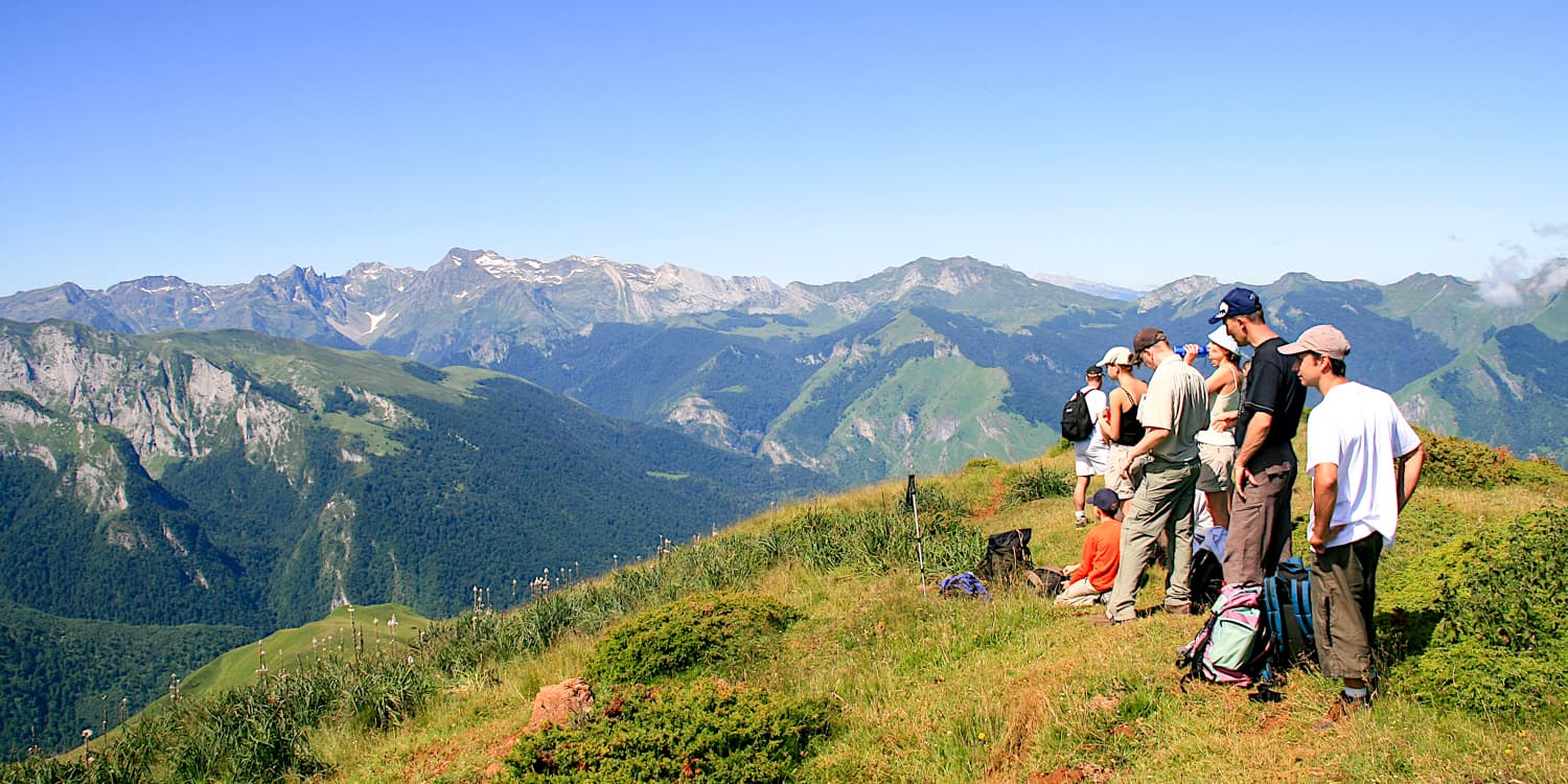 Groupe de randonneur faisant une pause en descendant de la Montagne Verte en Vallée d'Ossau.