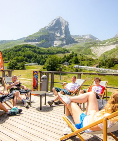 Snack d’altitude LE CAIRN – Terrasse – Espace détente et jeux