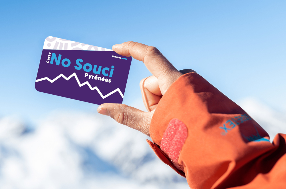 Carte no Souci n'Py 2025 tenue par une main. Gourette-Pyrénées