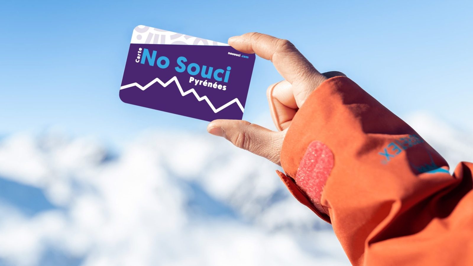 Carte no Souci n'Py 2025 tenue par une main. Gourette-Pyrénées