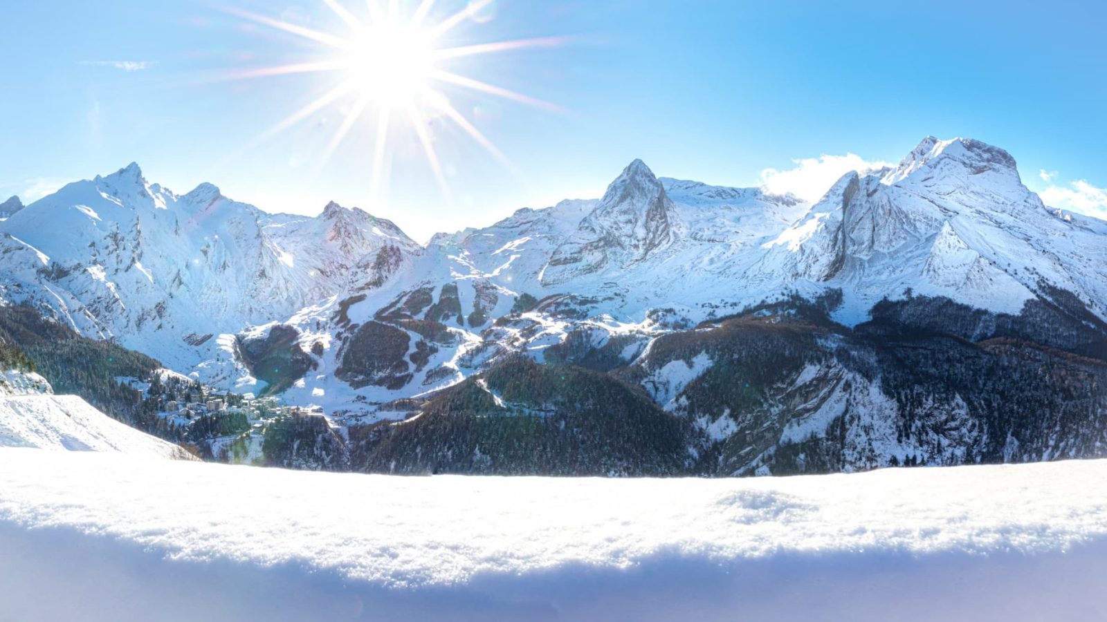 Panorama de Gourette en hiver vu depuis le col de l'Aubisque. Le Pène Medaa et le Pic du Ger.