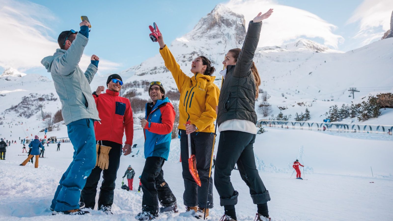 Groupe de personnes heureuses jouant à l'Escape Game Avalanche à Gourette en Vallée d'Ossau