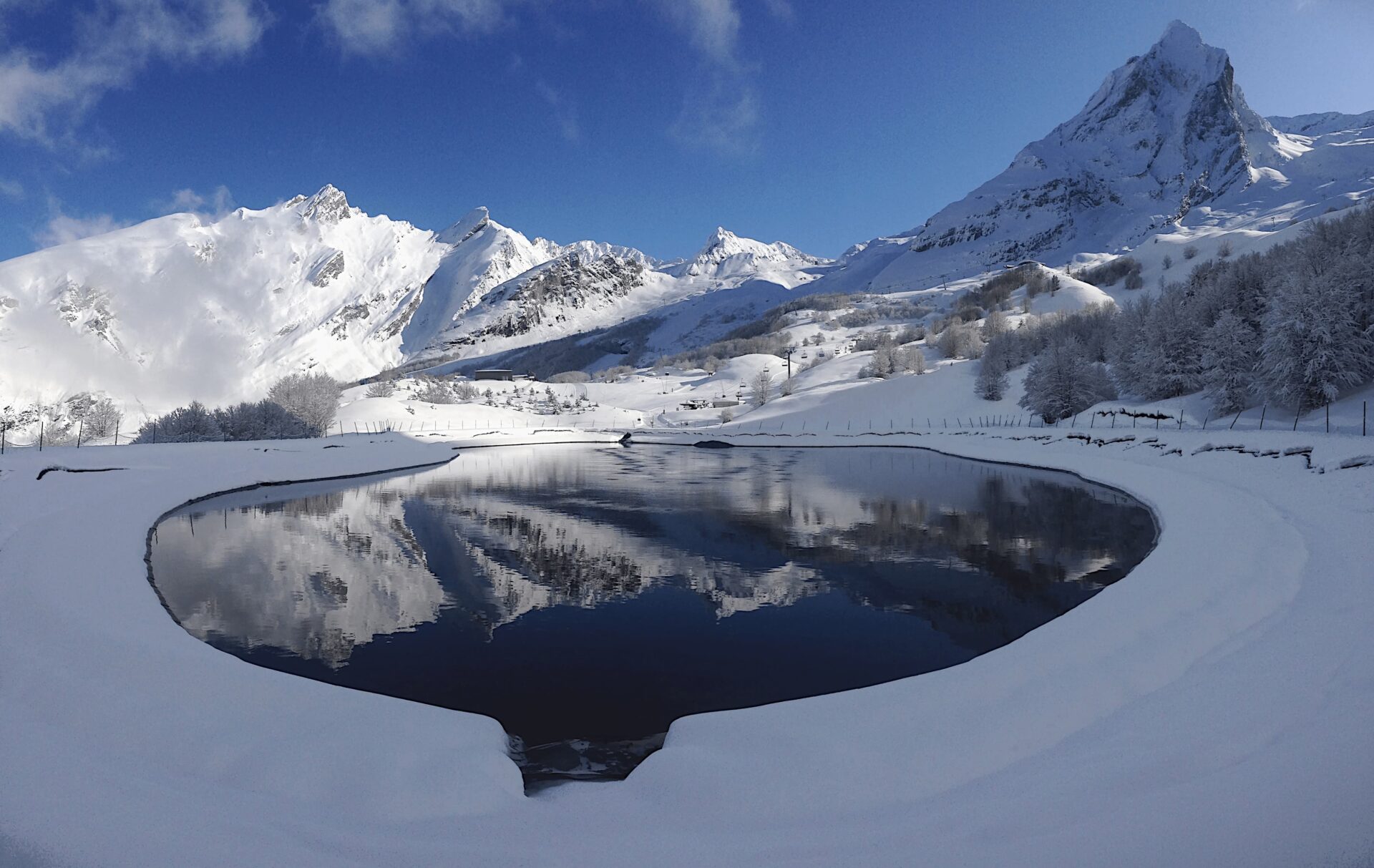 Lac de Bezou à Gourette avec panorama sur les montagnes