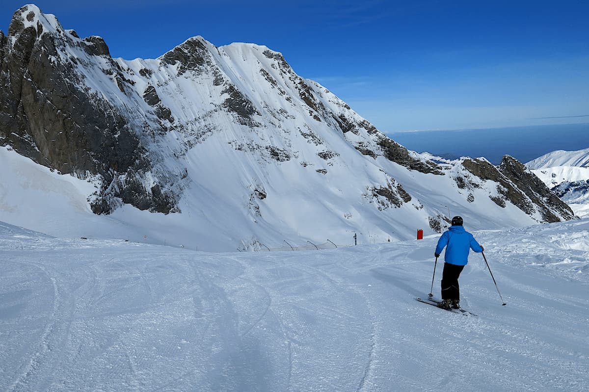 Un skieur sur la piste rouge de ski d'Anglas, secteur Pène Blanque à Gourette,