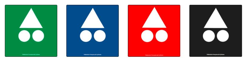 Panneau de signalisation qui indique les itinéraires VTT de différentes difficulté : vert, bleu, rouge, noir.