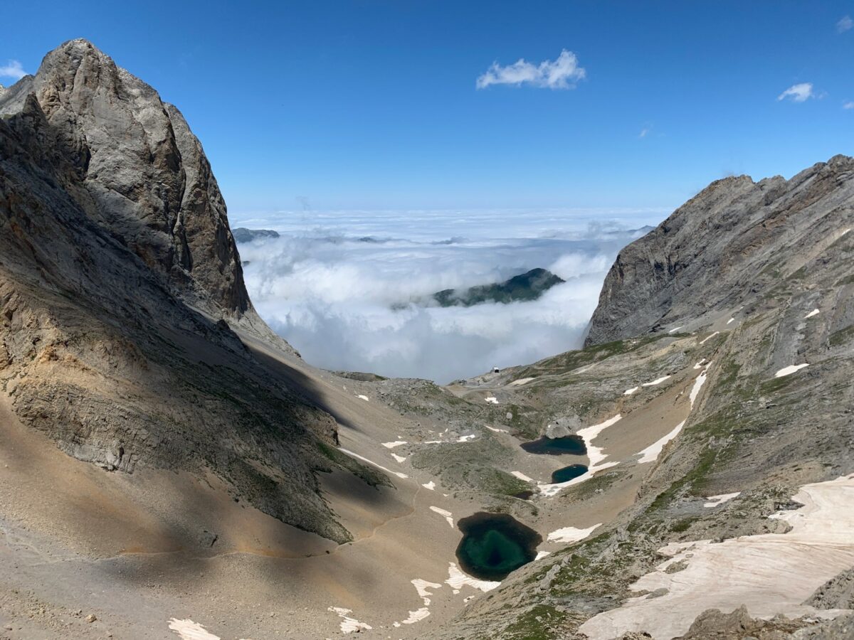 Vue surplombante des lacs de Plaa Ségouné enserré entre le Rognon du Ger et le Pène Médaa à Gourette en Vallée d'Ossau dans les Pyrénées-Atlantiques.