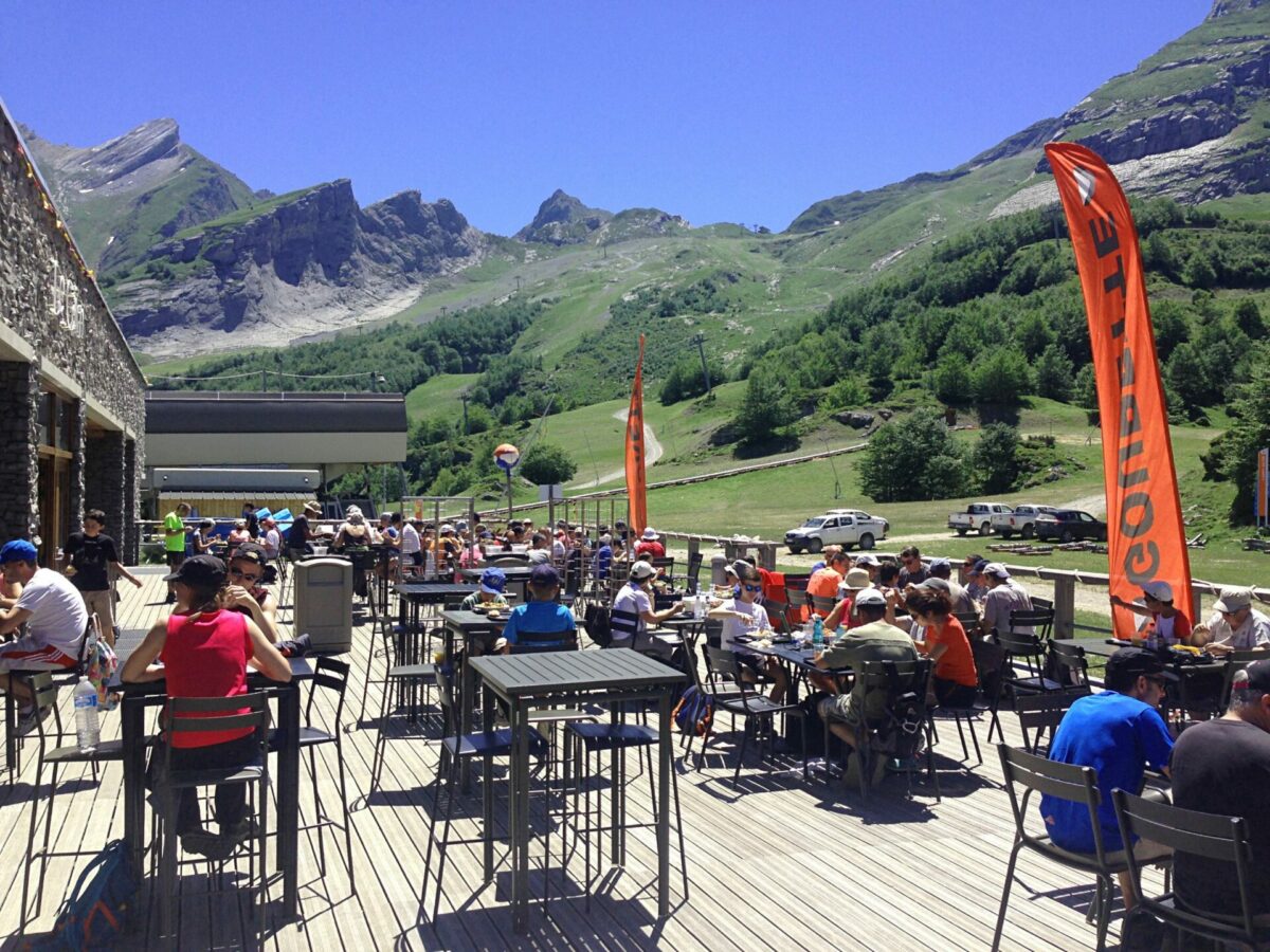 Par une journée ensoleillé, du monde est venu se restaurer à la terrasse du Snack d'altitude Le Carin à Gourette en Vallée d'Ossau dans les Pyrénées