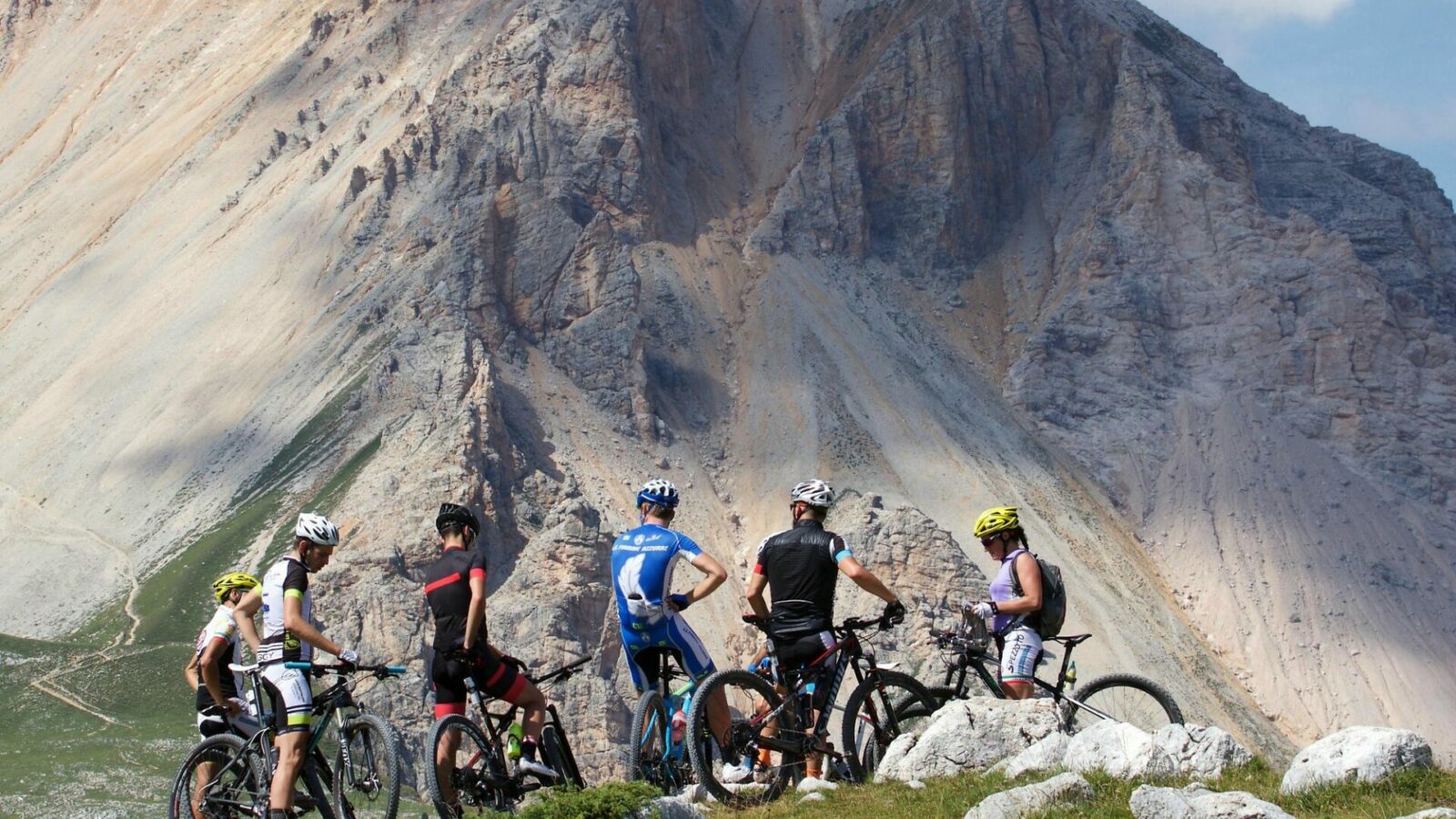 Un groupe de vététistes pratiquant le VTT de montagne en pause au pied du pic de l'Amoulat à Gourette en Vallée d'Ossau dans les Pyrénées.