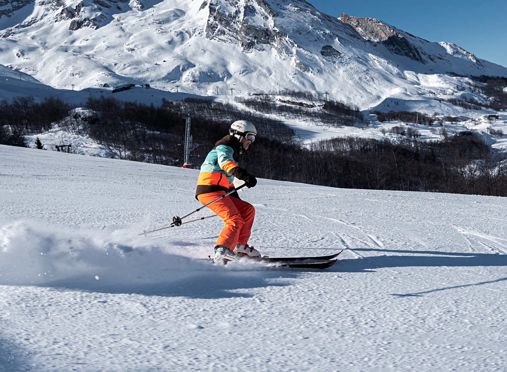 Skieuse sur piste de Cotch à Gourette