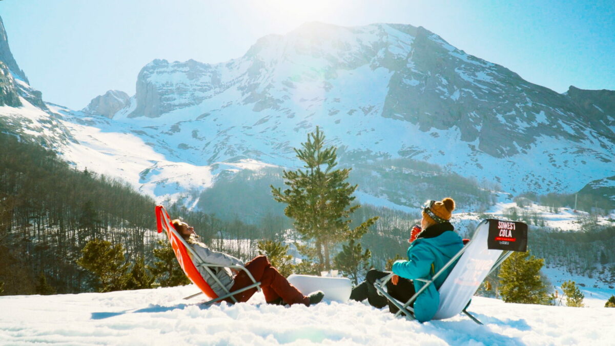 Deux filles en pause au restaurant d'altitude SnowKfé à Gourette