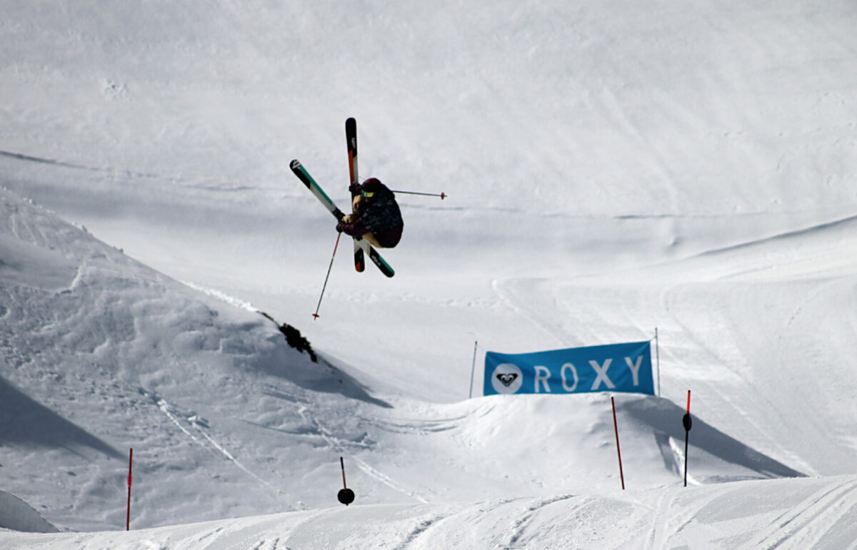 Skieurs freestyle en plein saut