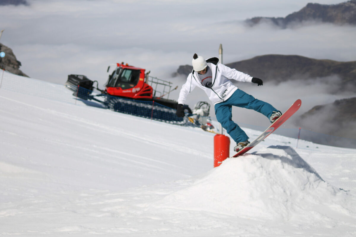 Skieurs freestyle sur une bosse à Gourette