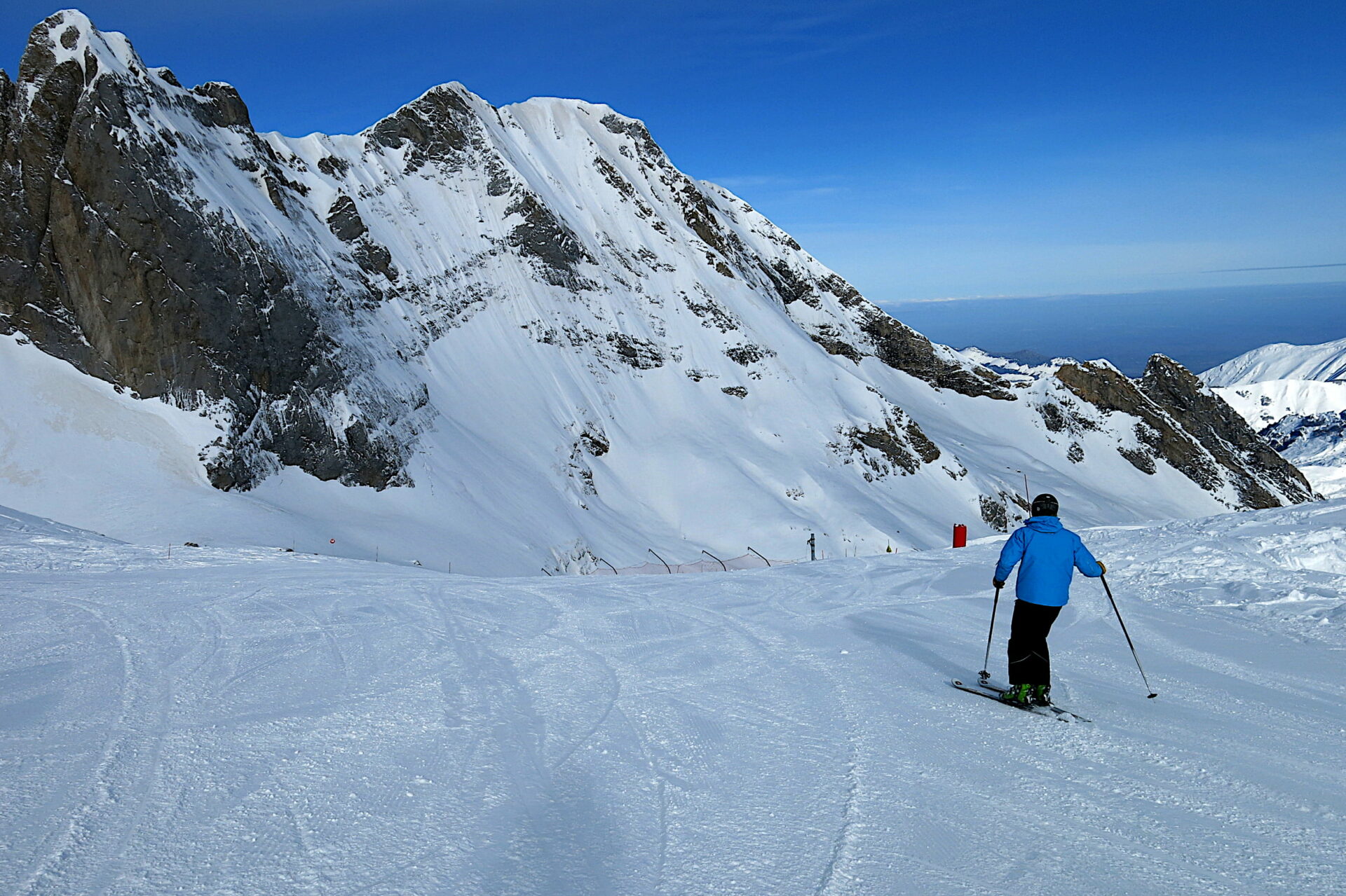 Skieur sur la piste de Pène Blanque Anglas avec le pic de Ger en fond