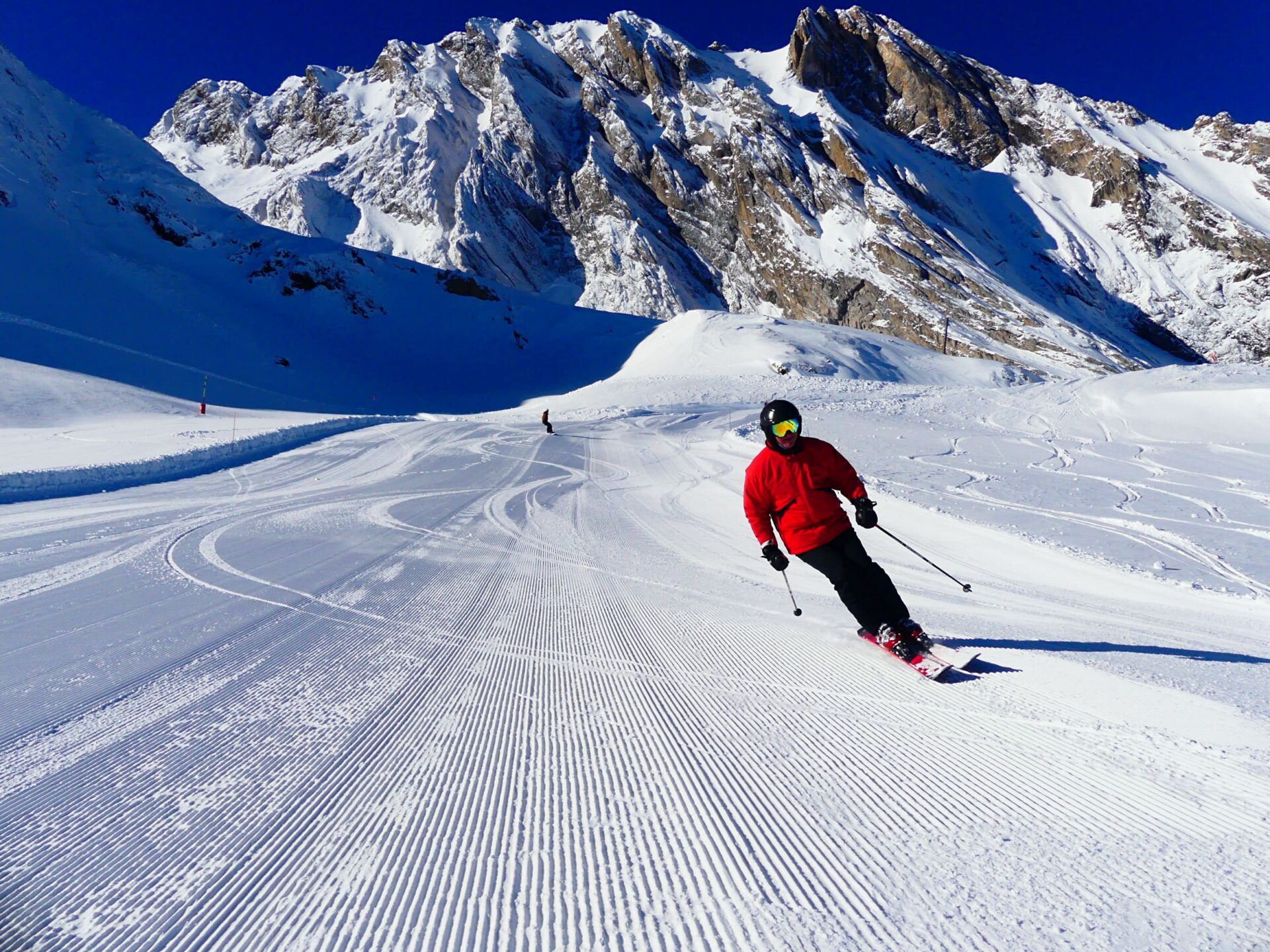 Skieurs sur la piste de Cinto secteur Cotch à Gourette avec le Pène Medaa en fond