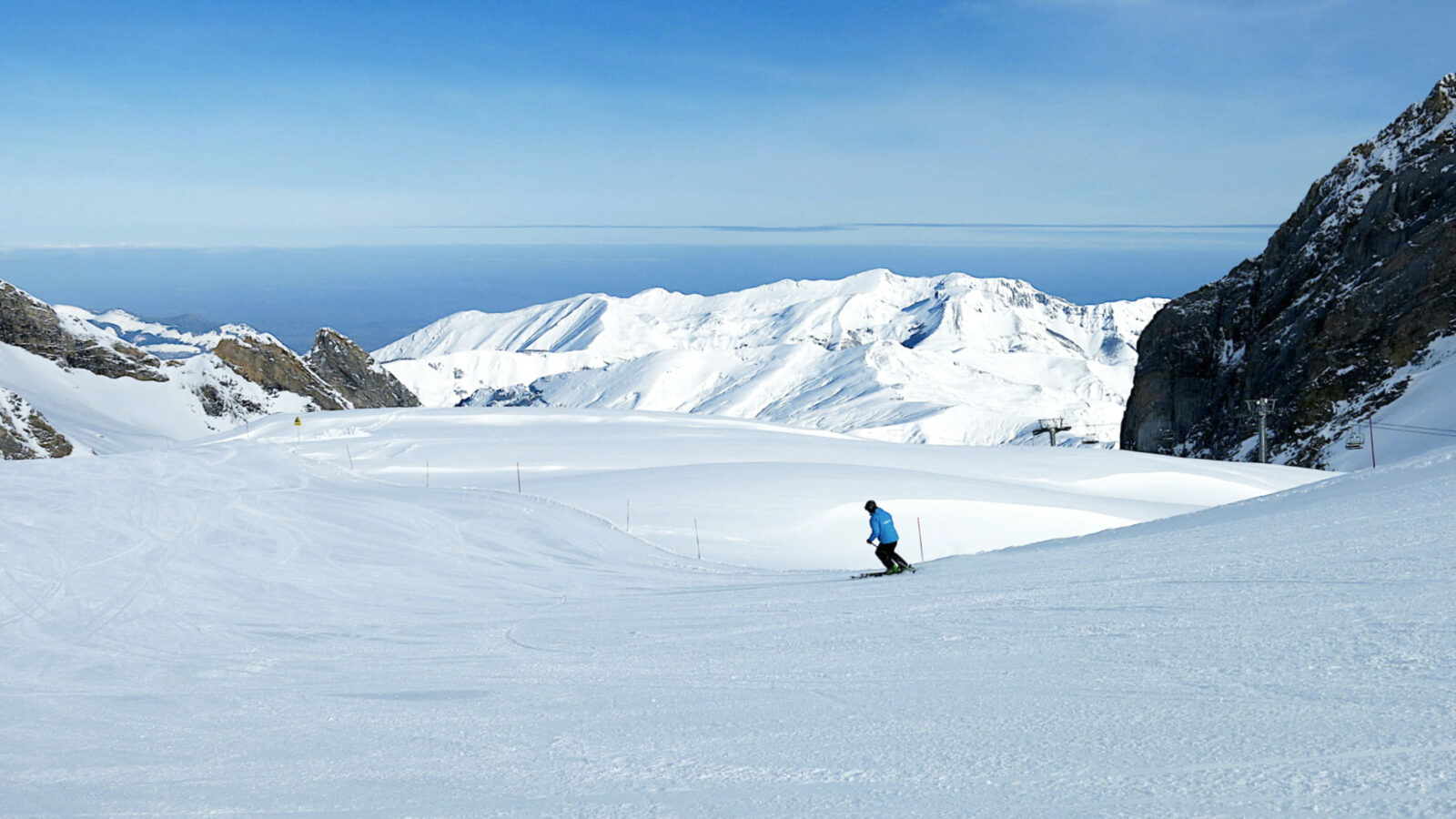 Skieurs sur la piste de Pène Blanque à Gourette En Vallée d'Ossau dans les Pyrénées