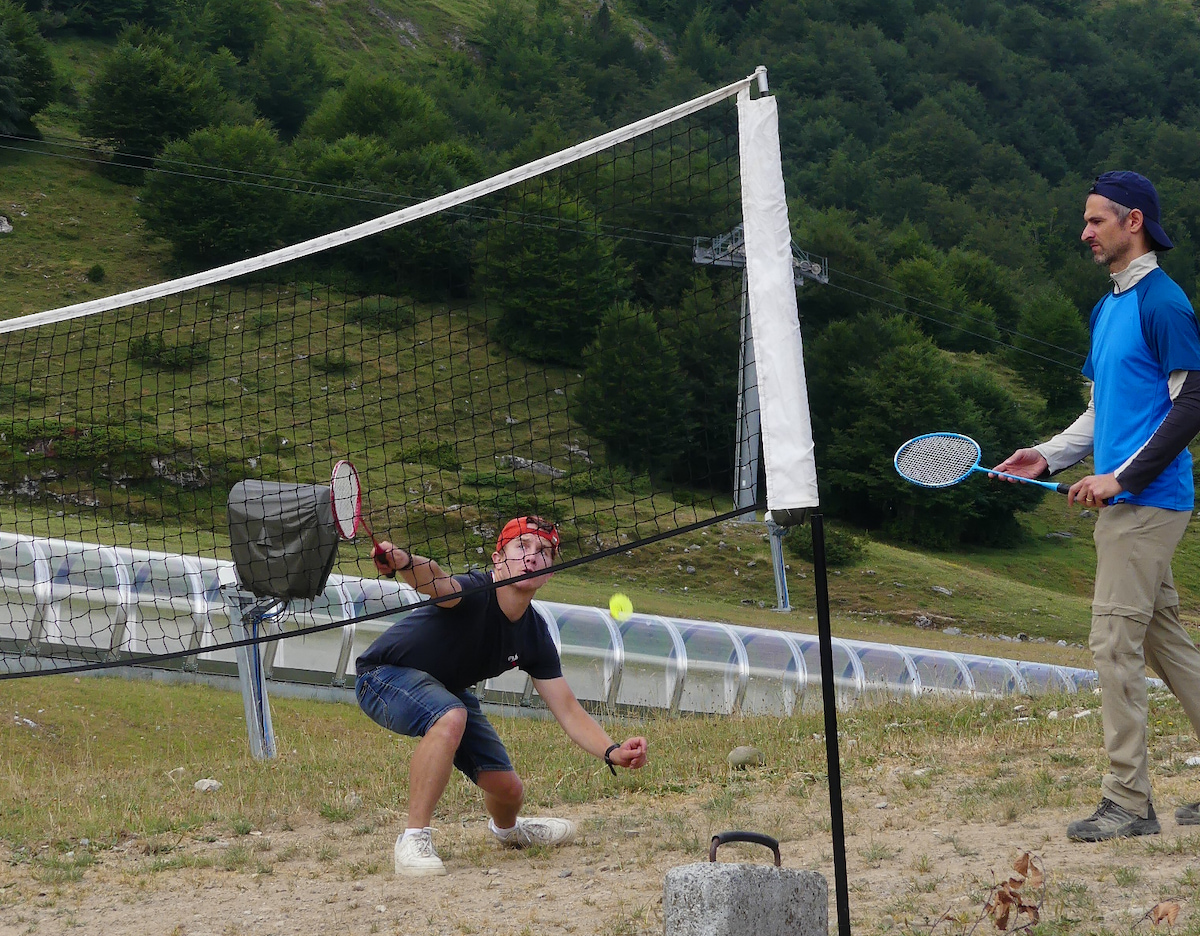 Jeux badminton au restaurant d'altitude Le Cairn à Gourette