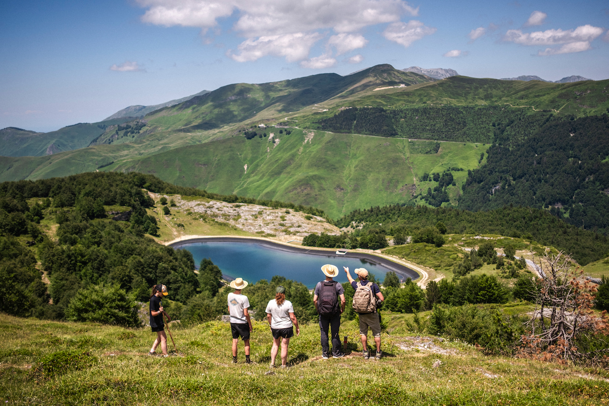 Une famille en randonnée à Gourette sur le circuit La Panoramique au desssus du plateau du Bézou et face au col d'Aubisque