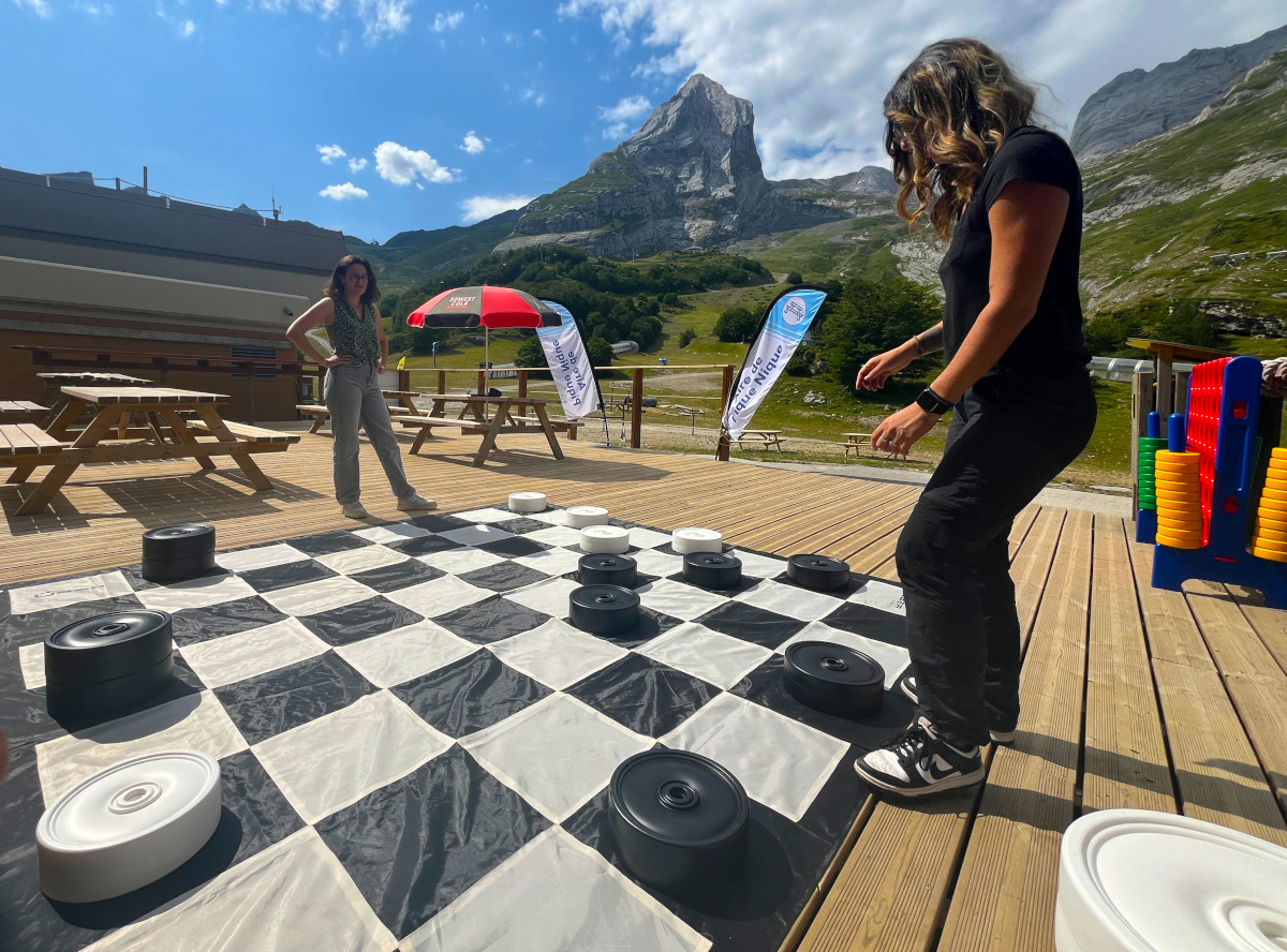 Espace jeux terrasse du restaurant d'altitude Le Cairn à Gourette