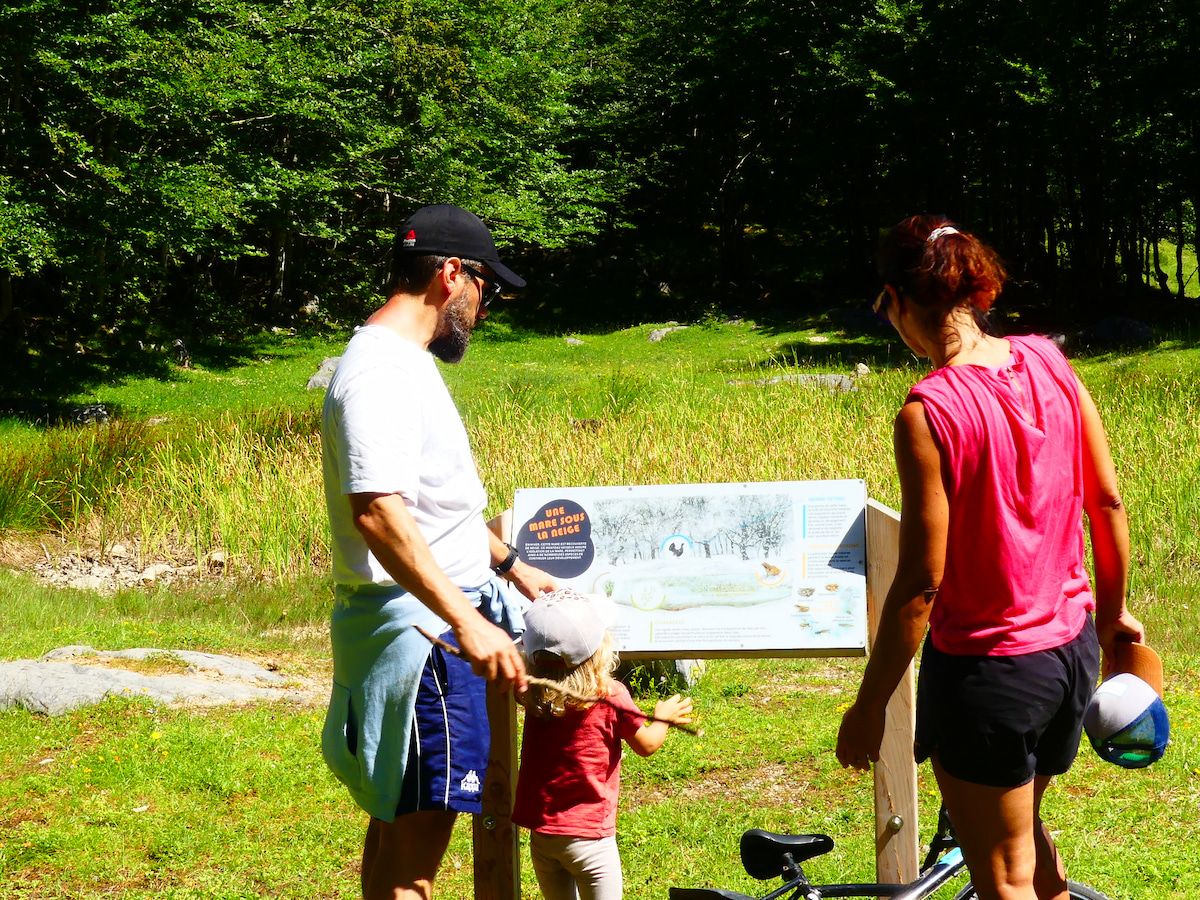Balade famille sur le sentier du Bois Noir à Gourette