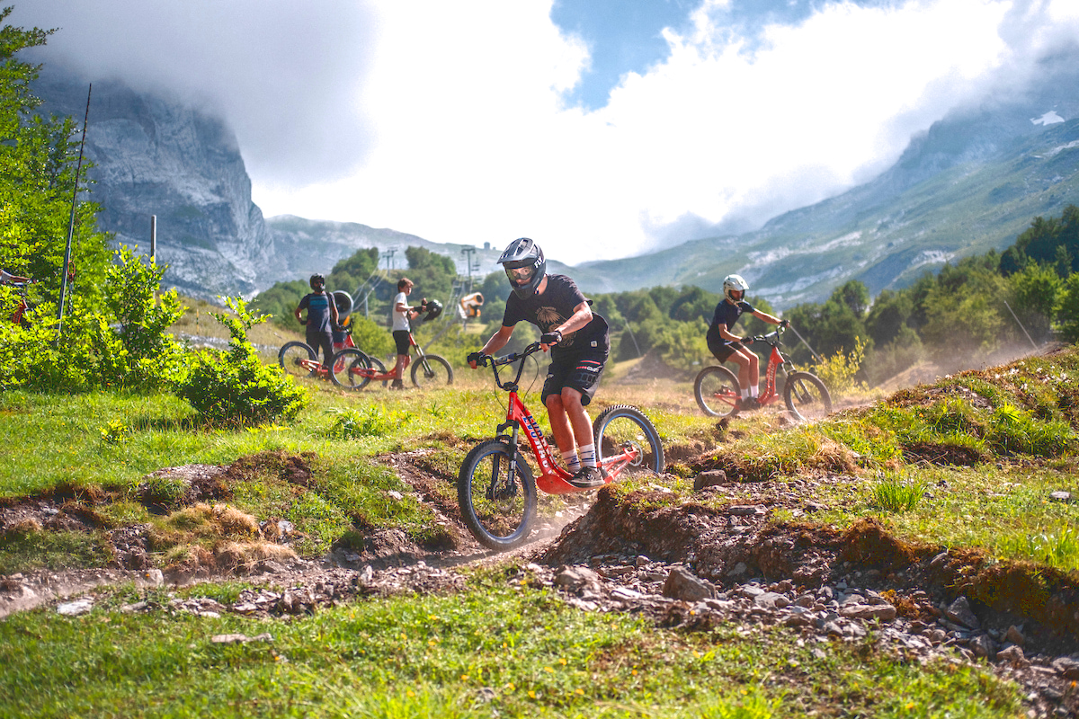Groupe de jeunes en trottinettes sur le Bikpark de Gourette