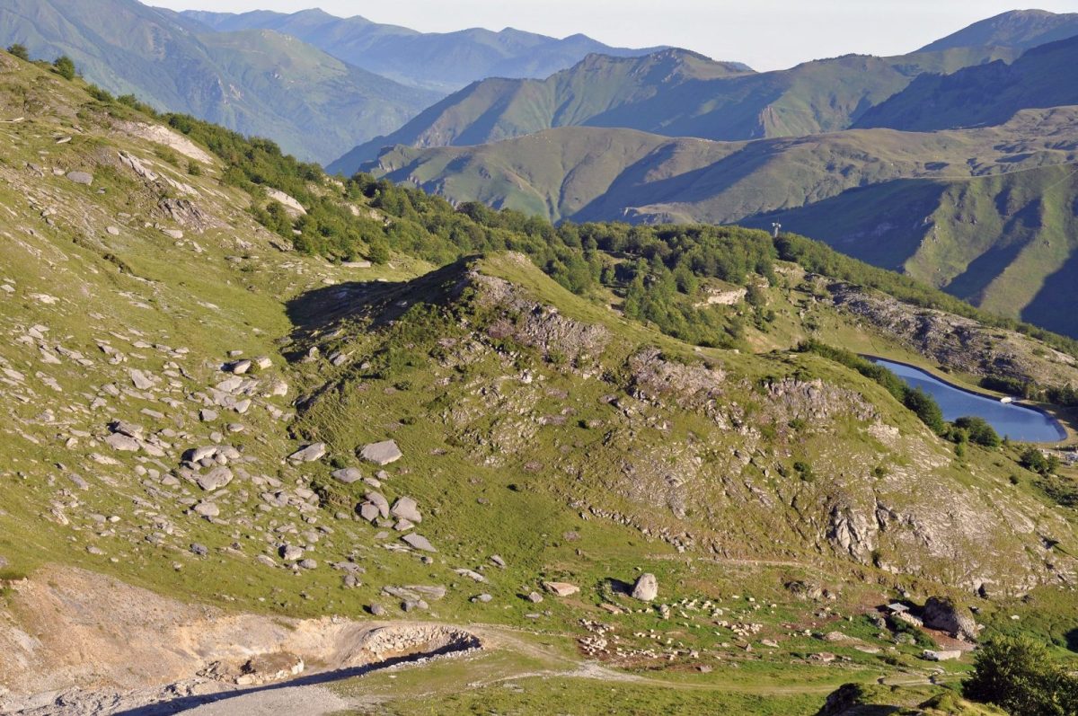 En surplombant le plateau de Bézou à Gourette en Vallée d'Ossau dans les Pyrénées-Atlantiques