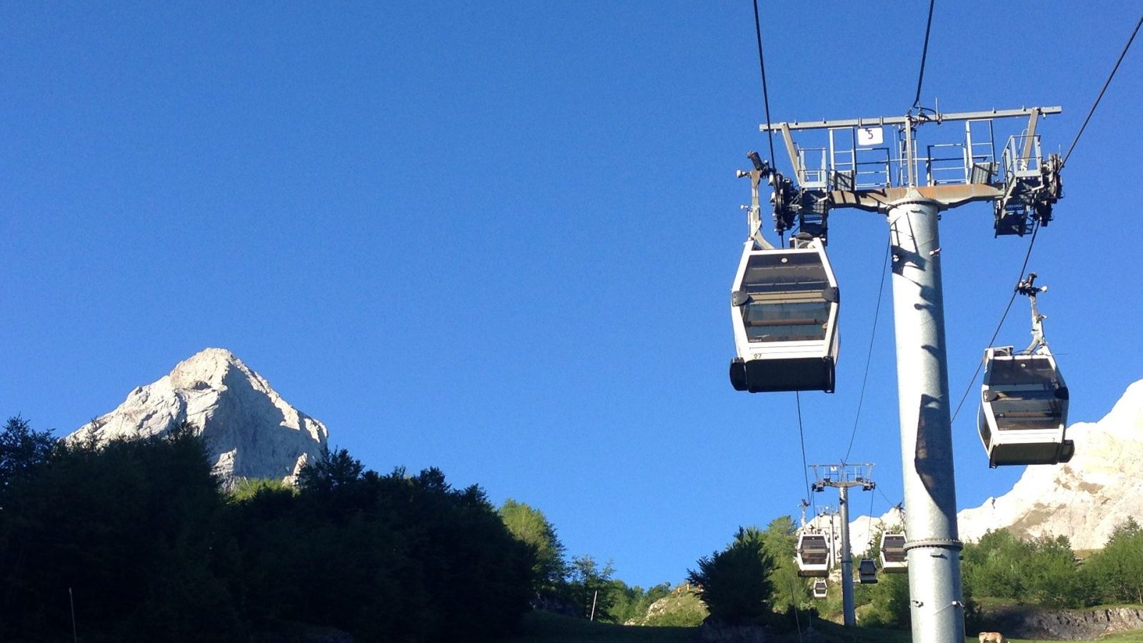 La télécabine de Bézou à Gourette avec en fond la Pène Medaa et le massif du Ger