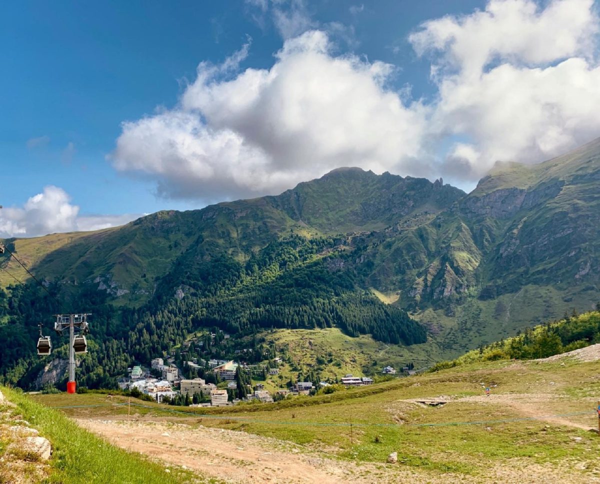 Vue surplombante de la station de Gourette depuis la télécabine de Bézou au départ des piste de VTT