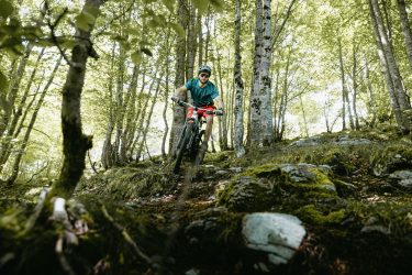 Verleih von Klettersteig- und Enduro-Mountainbike-Ausrüstung