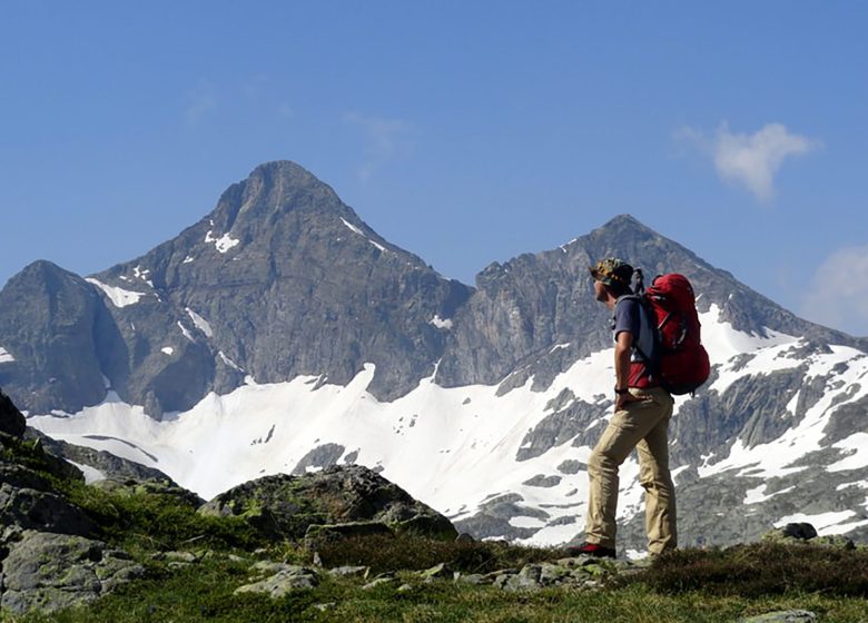 Een bergtop beklimmen tijdens het wandelen