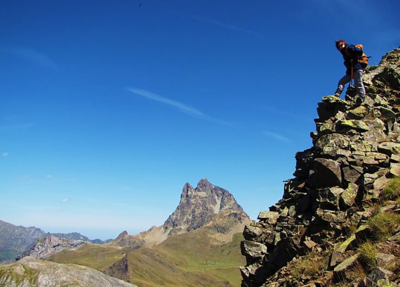 Een bergtop beklimmen tijdens het wandelen