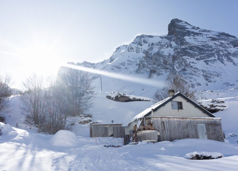 Paseos guiados con raquetas de nieve + baño nórdico con l'Aventure Nordique