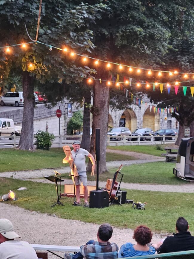 Balade chantée de Jean-Luc Mongaugé dans les rues d&rsquo;Assouste