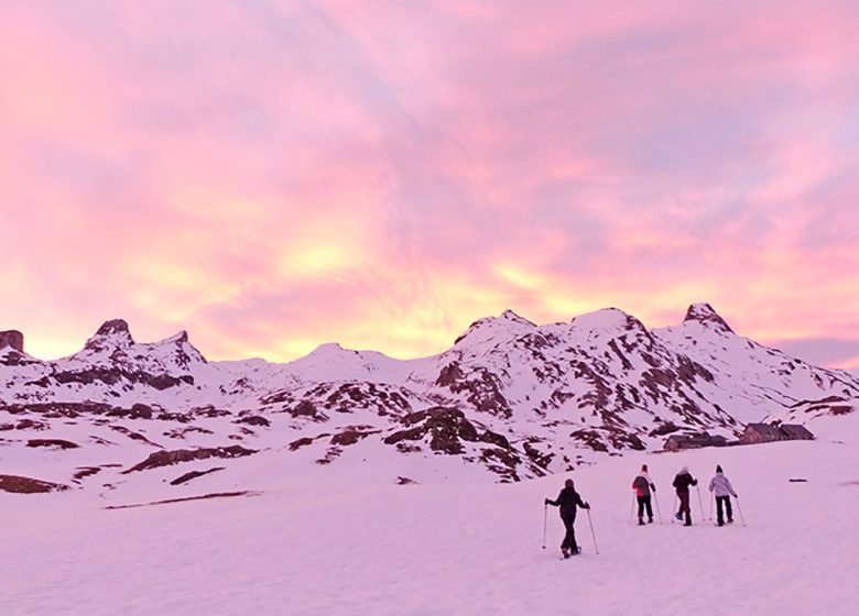 Raquettes en soirée, du coucher du soleil au ciel étoilé.