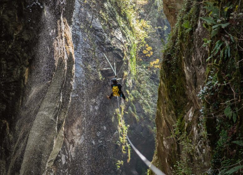 Große Seilrutsche mit Biegungen – Laruns Aventures