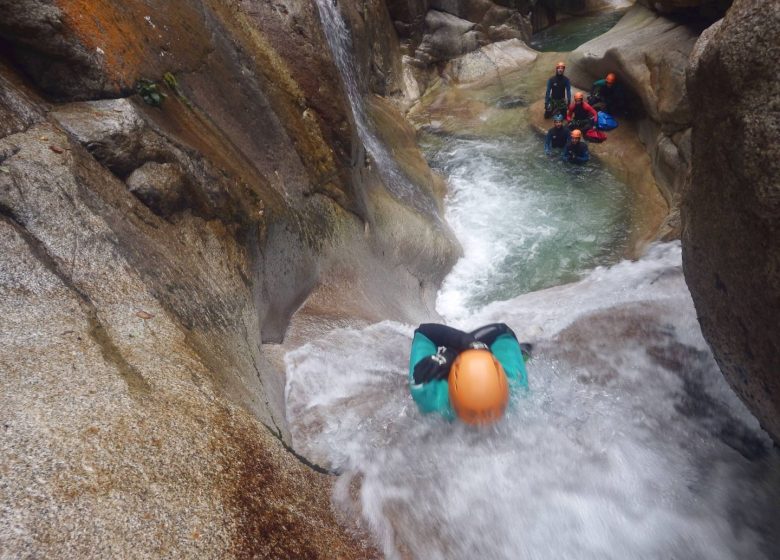 Aqua Vertige – Guía de cañones de espeleología